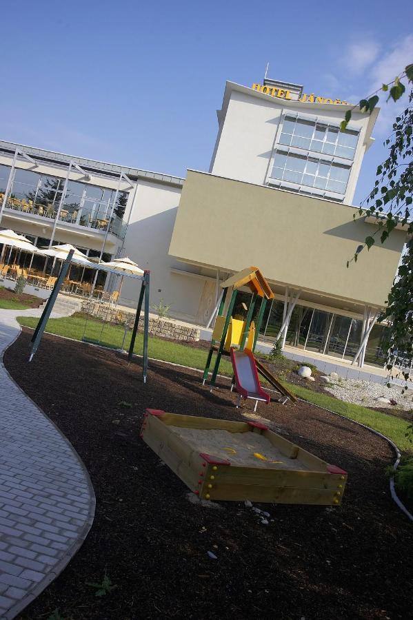 Hotel Janosik Liptovský Mikuláš المظهر الخارجي الصورة
