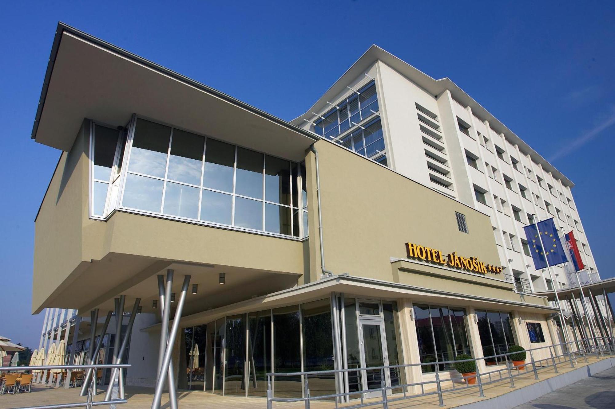 Hotel Janosik Liptovský Mikuláš المظهر الخارجي الصورة